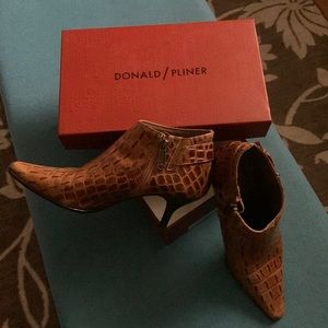 Donald Pliner Lexie short boots 9M with zipper and buckle. Gently worn